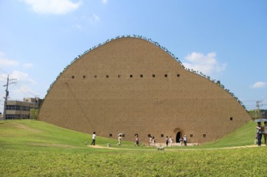 モザイクタイルミュージアムなどを建築した藤森照信展が広島市現代美術館で開催