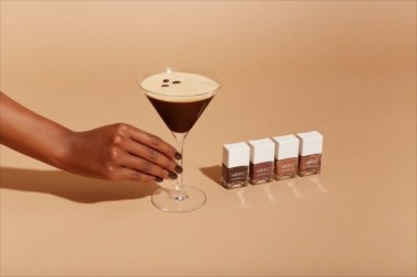 ネイルズ インク秋冬からコーヒーの香りがするカフェカラーや、ホログラム＆メタリックカラーなど新作登場