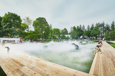 東京ミッドタウンに霧に包まれたデジタルアート庭園が出現。夏の涼を体感