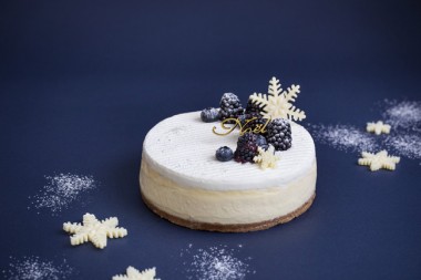 渋谷のパティスリー ミーガン バー&パティスリー人気のチーズケーキが雪景色をイメージしたクリスマスケーキに