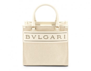 ブルガリの新作トートバッグは「BVLGARI」のロゴをデザイン要素の中心に据えた新スタイル