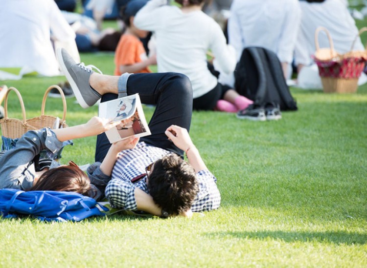 東京ミッドタウンのgwイベント 芝生の上でヨガや読書を楽しむ Life Fashion Headline
