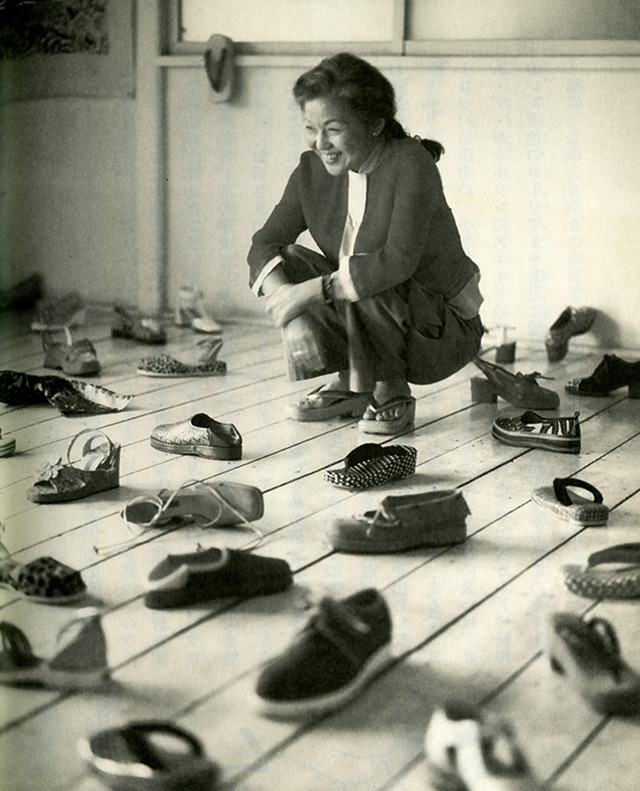 1997年 スタジオに新作の靴を並べて