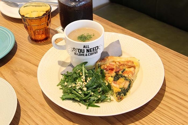 「THE DISH AND CUP」カフェダイニングのおすすめメニューの一つ、キッシュ