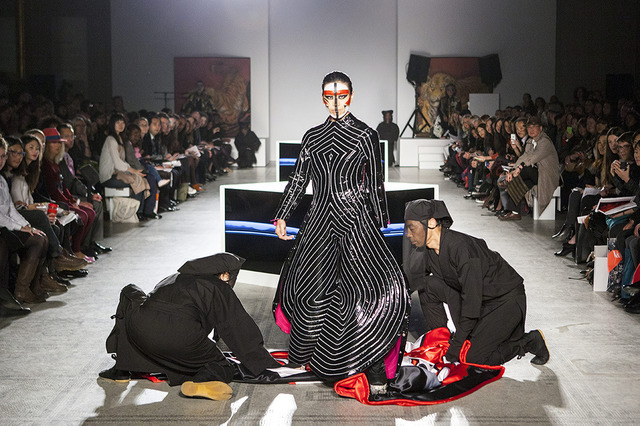 ロンドンV&Aで開催された山本寛斎のファッションショー「Fashion in Motion "Kansai Yamamoto" Fashion Show」