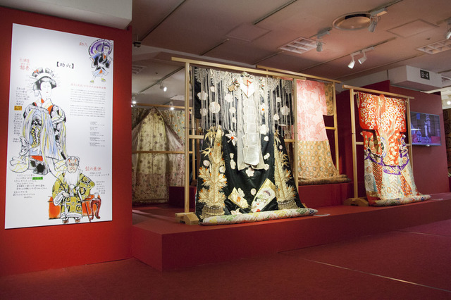 “RED”〈歴史〉のコーナーでは三越資料室が所蔵する歌舞伎衣装を展示