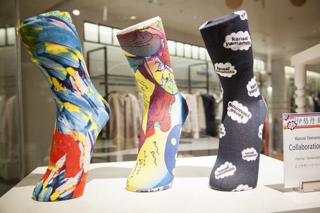 「タビオ」の靴下はV&A博物館でのコレクションで使用されたものと同デザイン