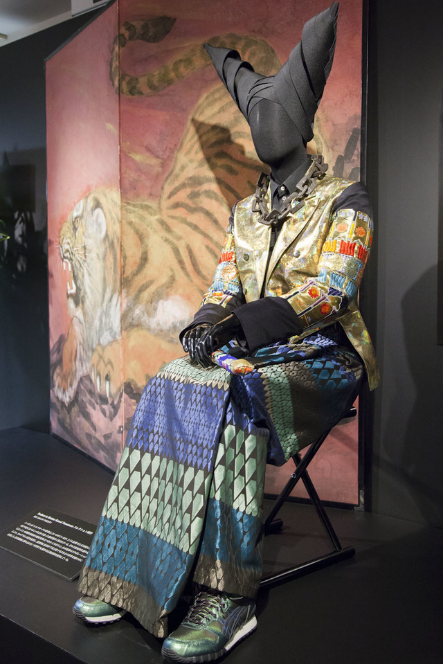 2011年にVA博物館で行われたショーで寛斎氏が着用した衣装