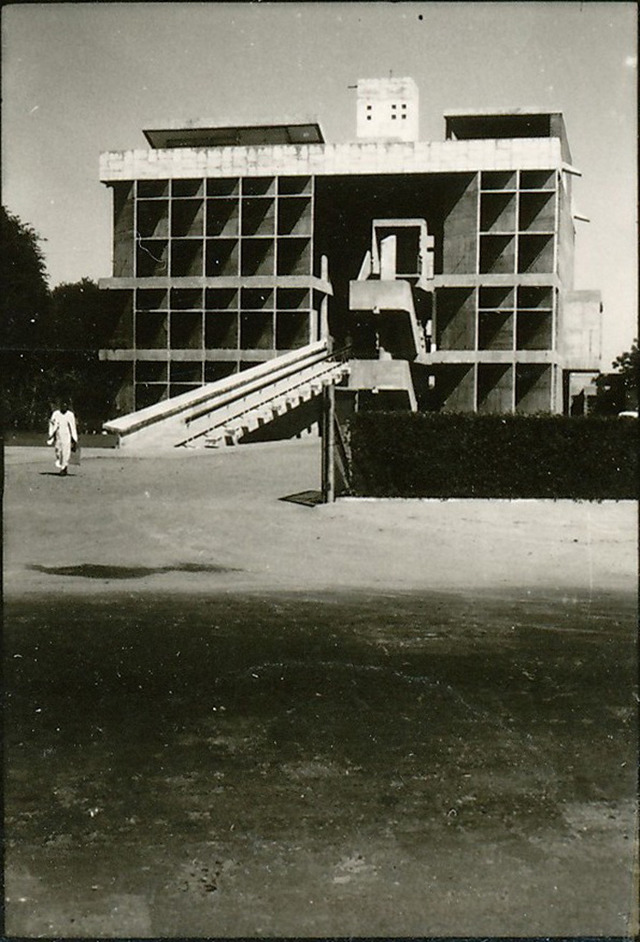 繊維業会館 （設計：ル・コルビュジエ、インド、アーメダバード、1956 年）1957 年撮影 (C)丹下健三