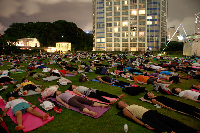 夜の東京タワー下でアウトドア ヨガ体験 夏のヨガ祭り 開催 Photo 2 4 Fashion Headline