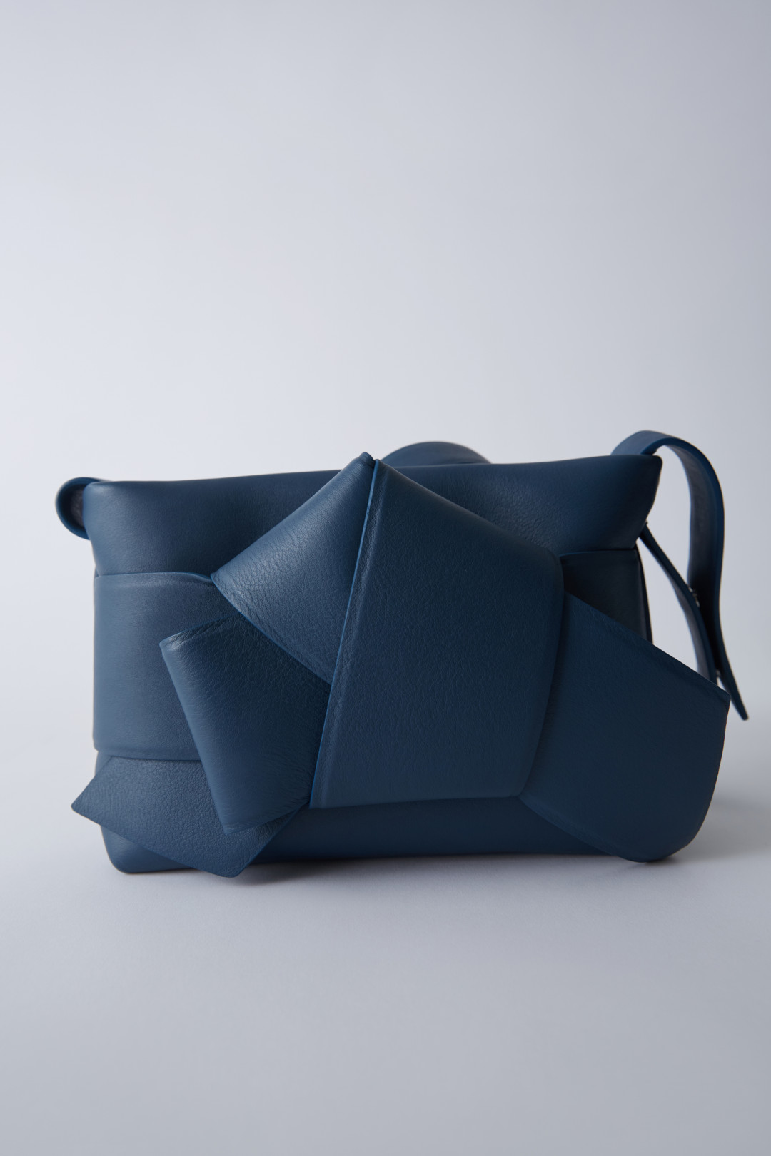 アクネ ストゥディオズのアイコニックバッグ「Musubi Bag」にスエード素材と新色が登場! | PHOTO(2/80) | FASHION