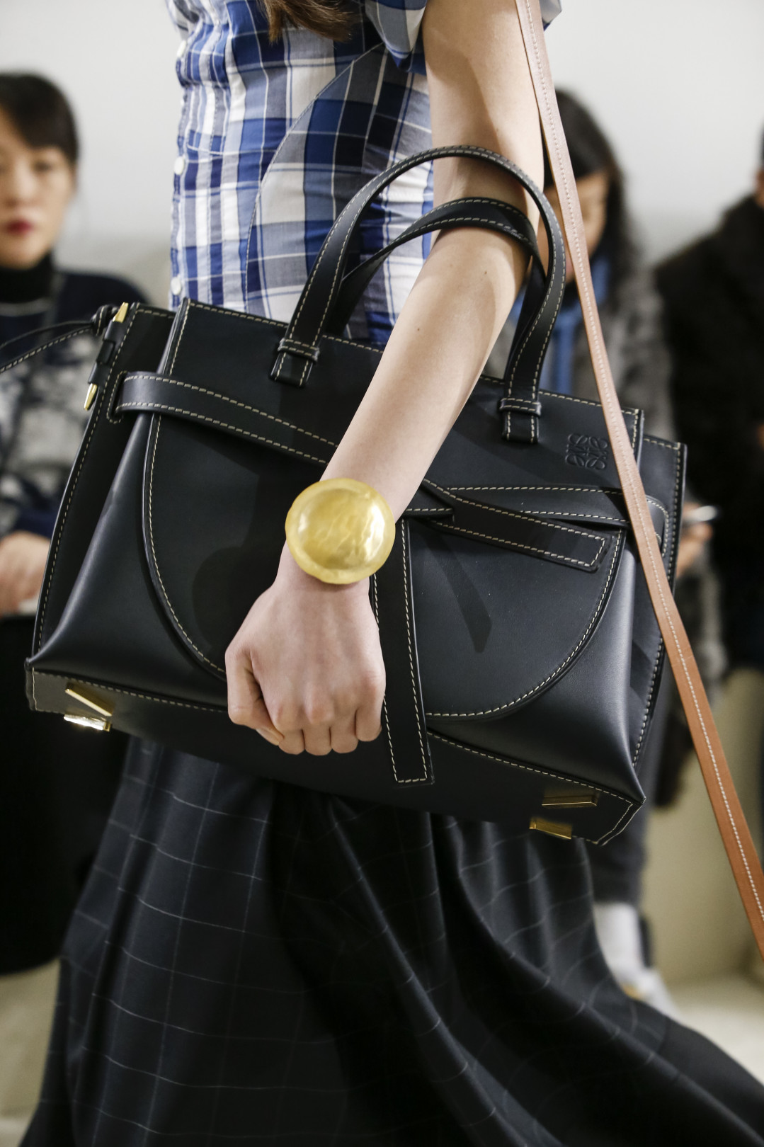 ロエベ（LOEWE）の「ゲート」バッグに、今秋新たなサイズ、フォルム、素材、カラーがラインアップ。