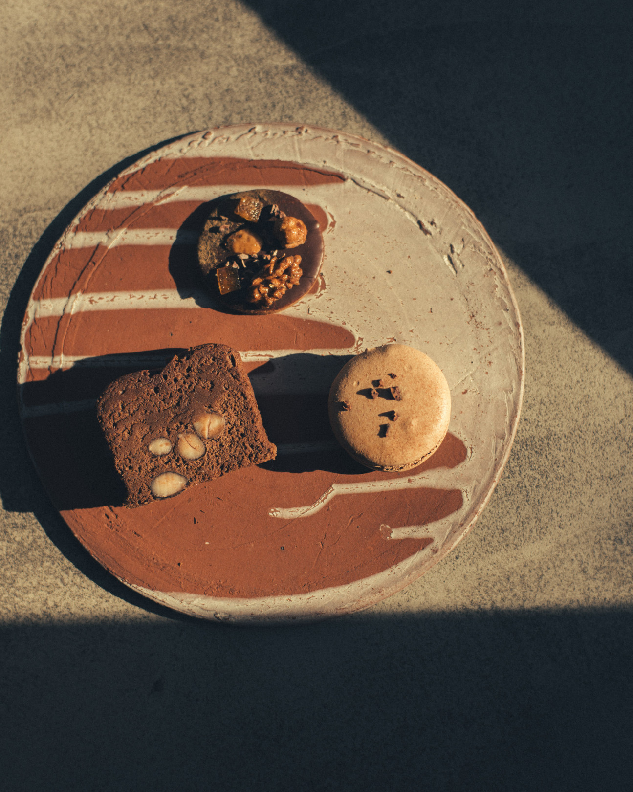 （左）黒豆のチョコレートケーキ  （中）ゆずと焙じ茶のチョコレートクッキー （右）発酵ベリーのチョコレートマカロン