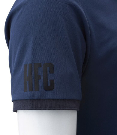 袖口には同色で「HFC」（Hiromi Factory チャンネル）のロゴを刺繍