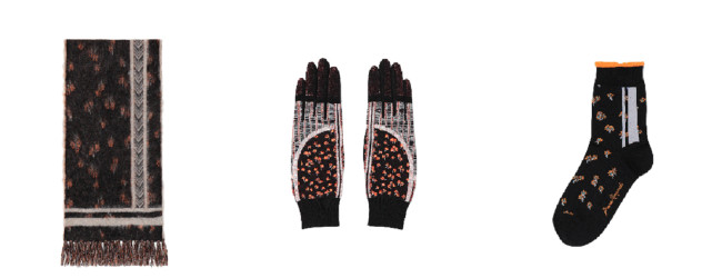 左：Osmanthus Motif Knitted Scarf（ブラック、ネイビー、グレイ) 3万4,100円 中央：Osmanthus Motif Knitted Gloves（ブラック×オレンジ、ネイビー、ブラック) 1万7,600円 右：Osmanthus Motif Socks（ブラック×オレンジ、ネイビー×ホワイト、グレー×ブラック) 3,520円